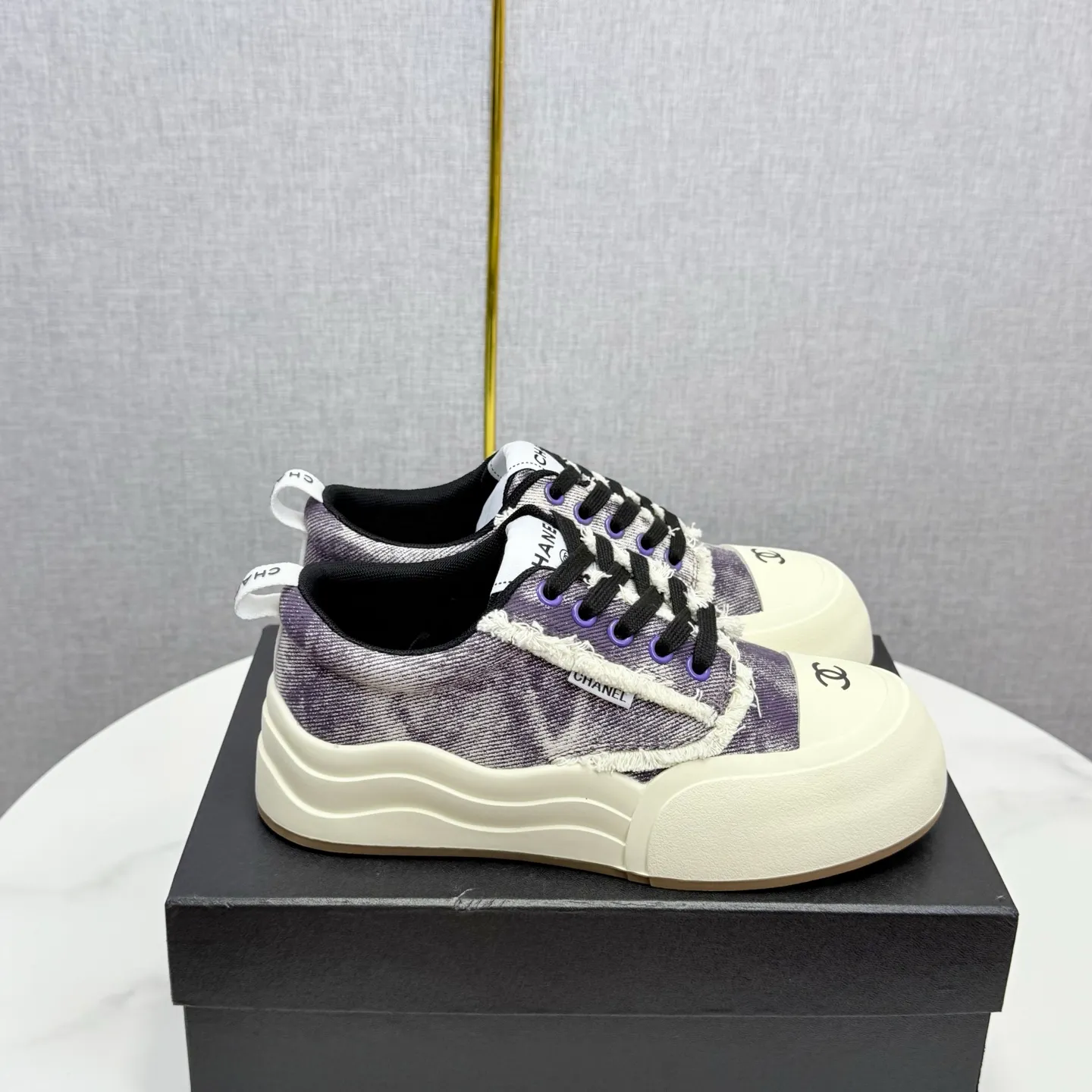👟👟Ex-factory price 600👟👟Chanel Panda Shoes! 2025 counter's top casual sports shoes, this classic design; the upper is in the style of electric embroidery with various techniques; the outsole is fashionable and sporty; the unusual inclusion of a variety of color matching elements... The diversified mix and match is very good-looking and versatile, and can be used for leisure, fashion, sports, and outdoor... ꫛꫀꪝ Go➫ Materials: ❶Upper made of: original imported first-layer silk cowhide + original version waterproof cloth + original first-layer cowhide ❷Inner lining: Original Yangli+wang ❸ Outsole based on: Original TPU combination outsole Counter boutique packaging complete set for women 35–41